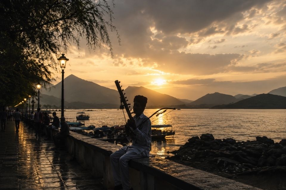 The sunset at Fateh Sagar Lake promenade in Udaipur looks straight out of a postcard