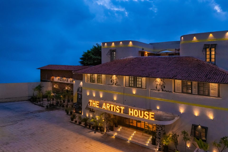 The Hosteller BAM Udaipur, Artist House lit up at dusk